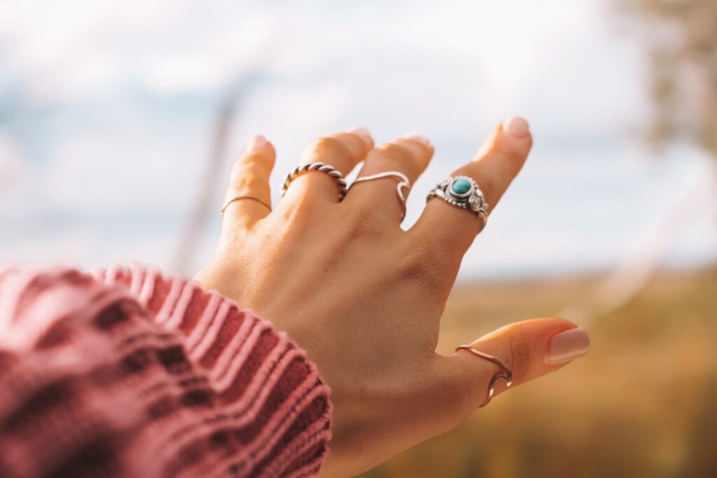 Accessoires die je outfit compleet maken: zo doe je het