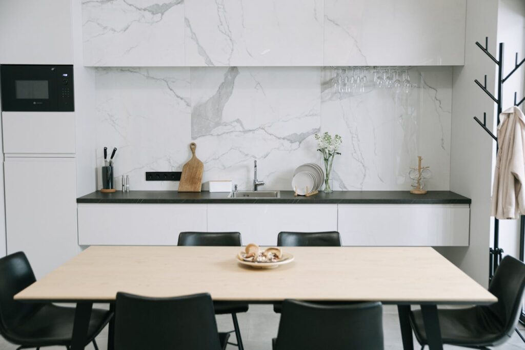 Waarom minimalistische keukens populair blijven bij drukke lifestyles 