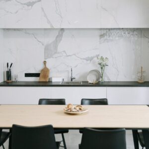 Waarom minimalistische keukens populair blijven bij drukke lifestyles 