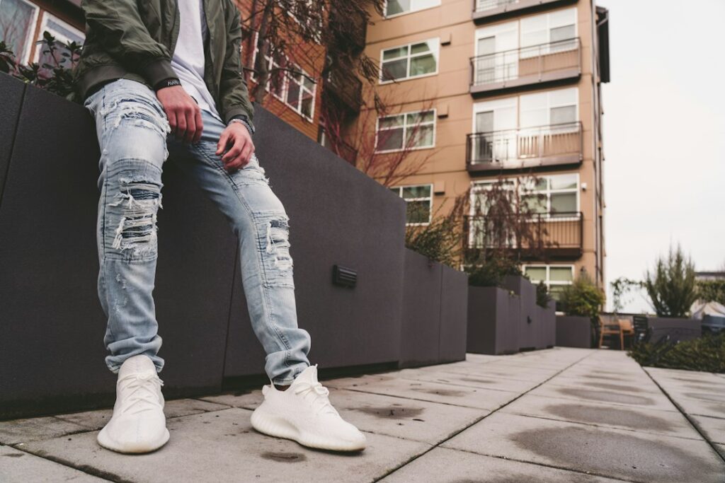 Welke schoenen onder straight jeans? 7 combinaties die altijd werken Welke schoenen onder straight jeans? 7 combinaties die altijd werken