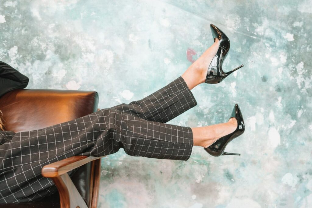 Welke schoenen onder een jumpsuit? Dit werkt écht Welke schoenen onder een jumpsuit? Dit werkt écht
