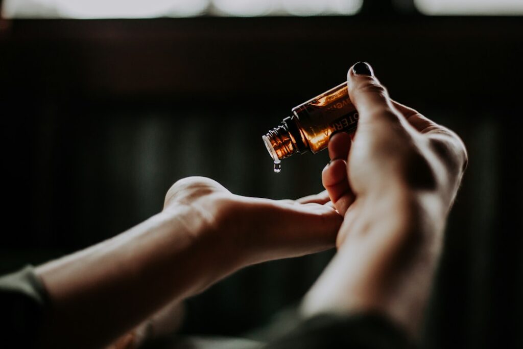 Zelf parfum maken met etherische olie: zo doe je het stap voor stap