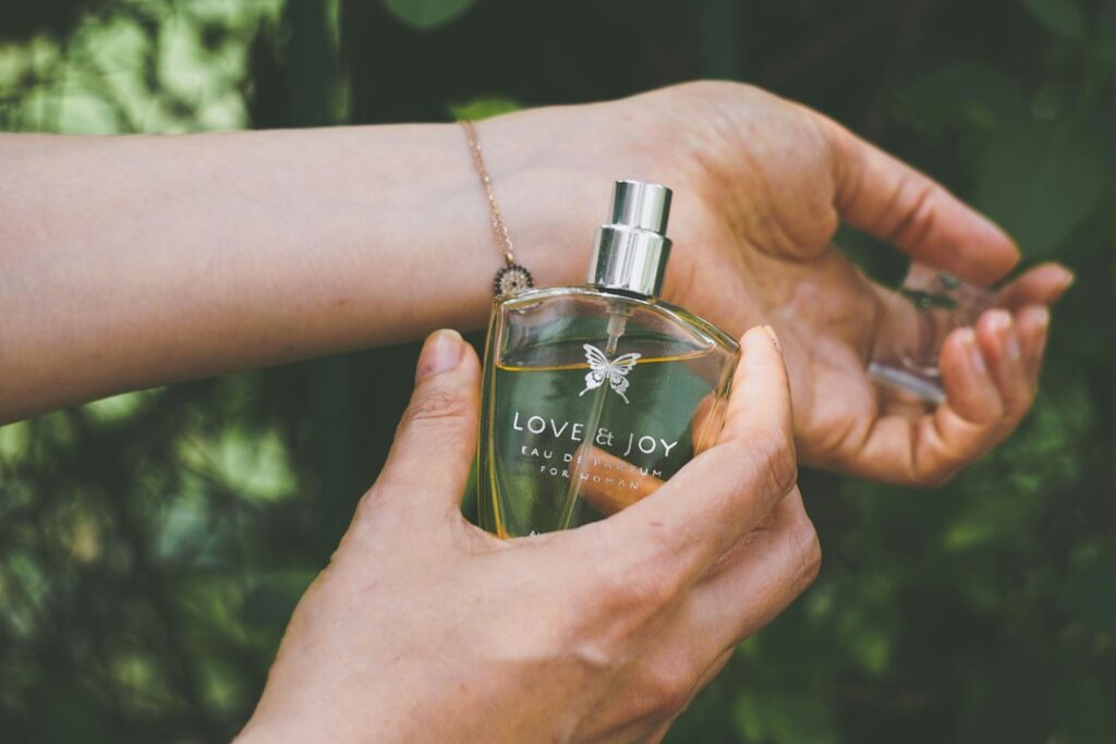 Hoe parfum aanbrengen: zo doe je het goed Hoe parfum aanbrengen: zo doe je het goed