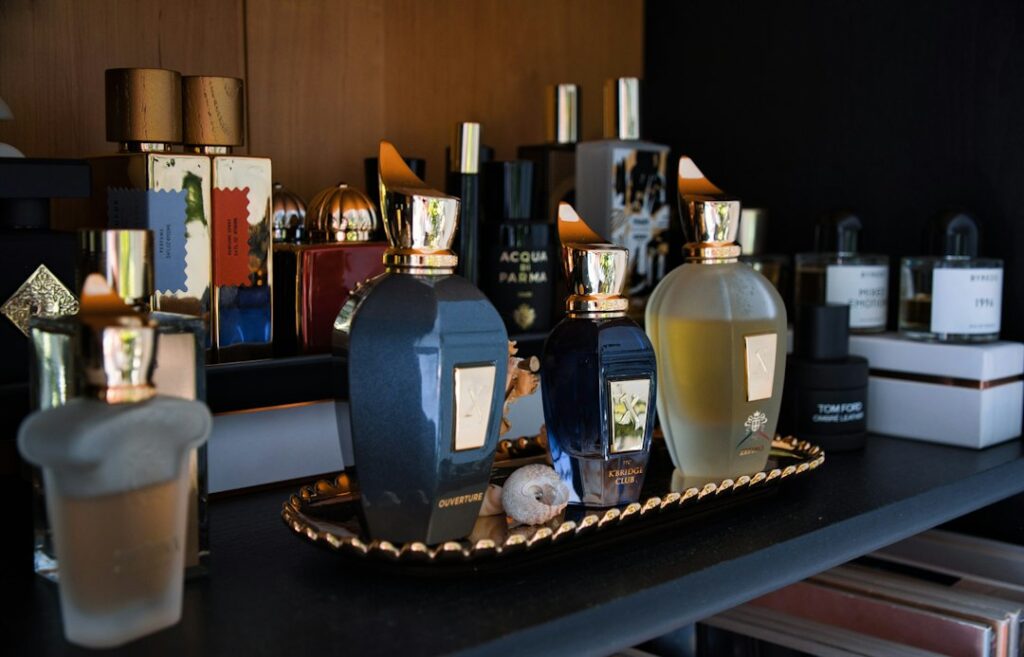 Hoe lang blijft parfum goed? Houdbaarheid per type uitgelegd Hoe lang blijft parfum goed? Houdbaarheid per type uitgelegd