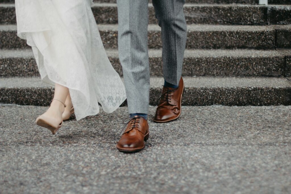 Bruiloft zonder dresscode: wat trek je aan en wat zeg je als gast?