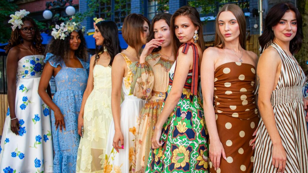 Summer cocktail dresscode: wat je wél en niet draagt als gast