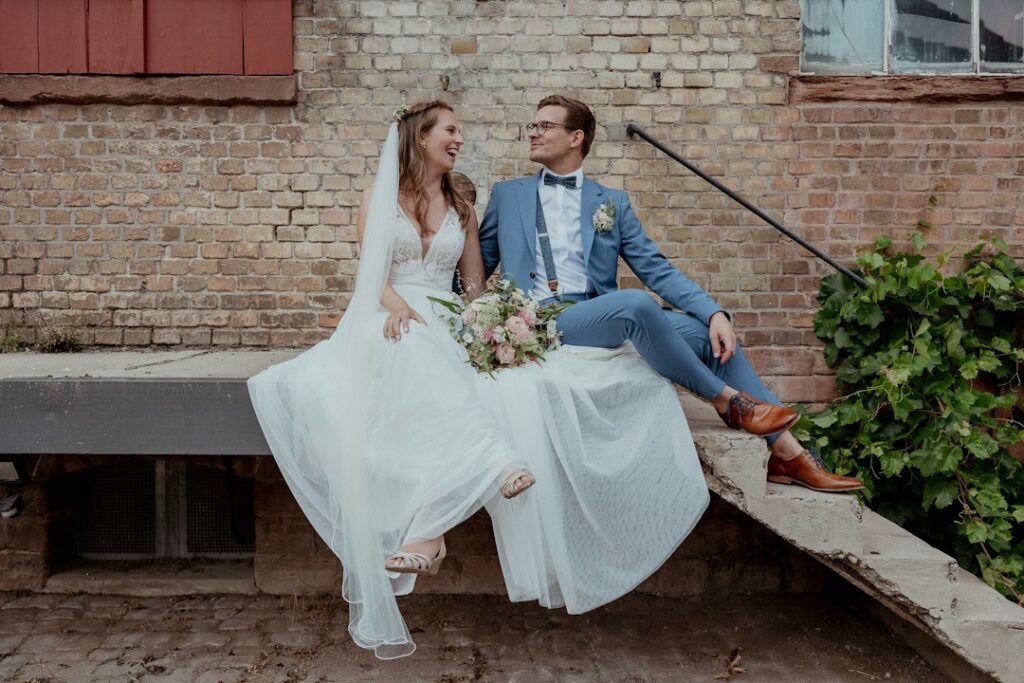 Dresscode casual chic bruiloft: dit trek je aan als gast Dresscode casual chic bruiloft: dit trek je aan als gast
