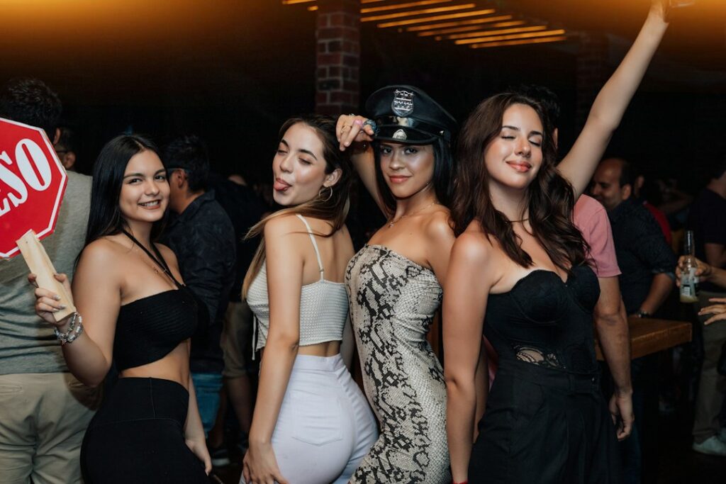 Dresscode party chic voor dames: dit draag je naar een chique feest