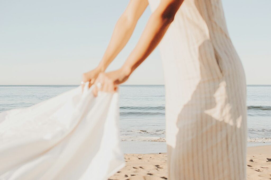 Dresscode summer chic bruiloft: dit draag je (en dit laat je thuis)