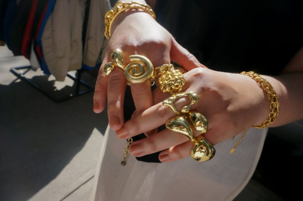 Touch of gold dresscode voor vrouwen: zo doe je het goed Touch of gold dresscode voor vrouwen: zo doe je het goed