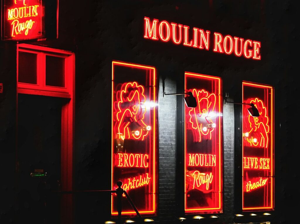 Moulin rouge dresscode: dit draag je naar de beroemde Parijse show