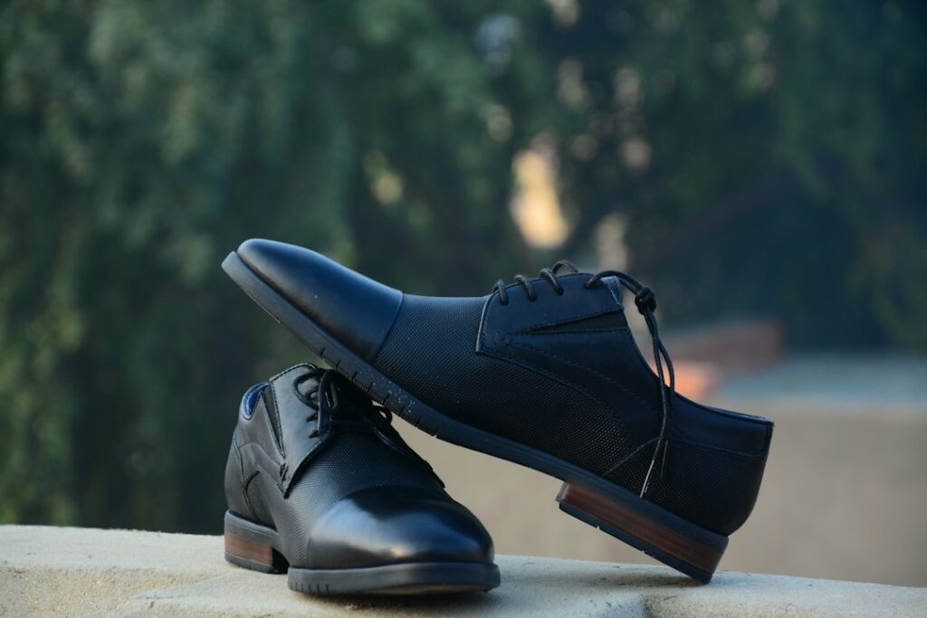 Welke kleur schoenen onder een donkerblauwe jurk? Dit werkt het best Welke kleur schoenen onder een donkerblauwe jurk? Dit werkt het best