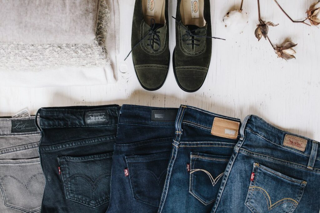Welke schoenen onder flared jeans? Dit werkt écht Welke schoenen onder flared jeans? Dit werkt écht